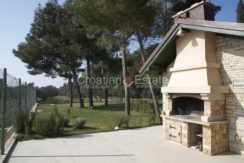 villa with big plot tennis pool privacy brac croatia (10)