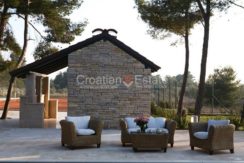 villa with big plot tennis pool privacy brac croatia (19)