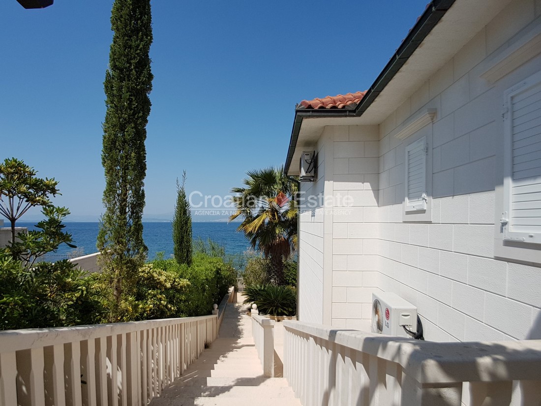 Island Brač, exclusive seafront villa with pool for sale